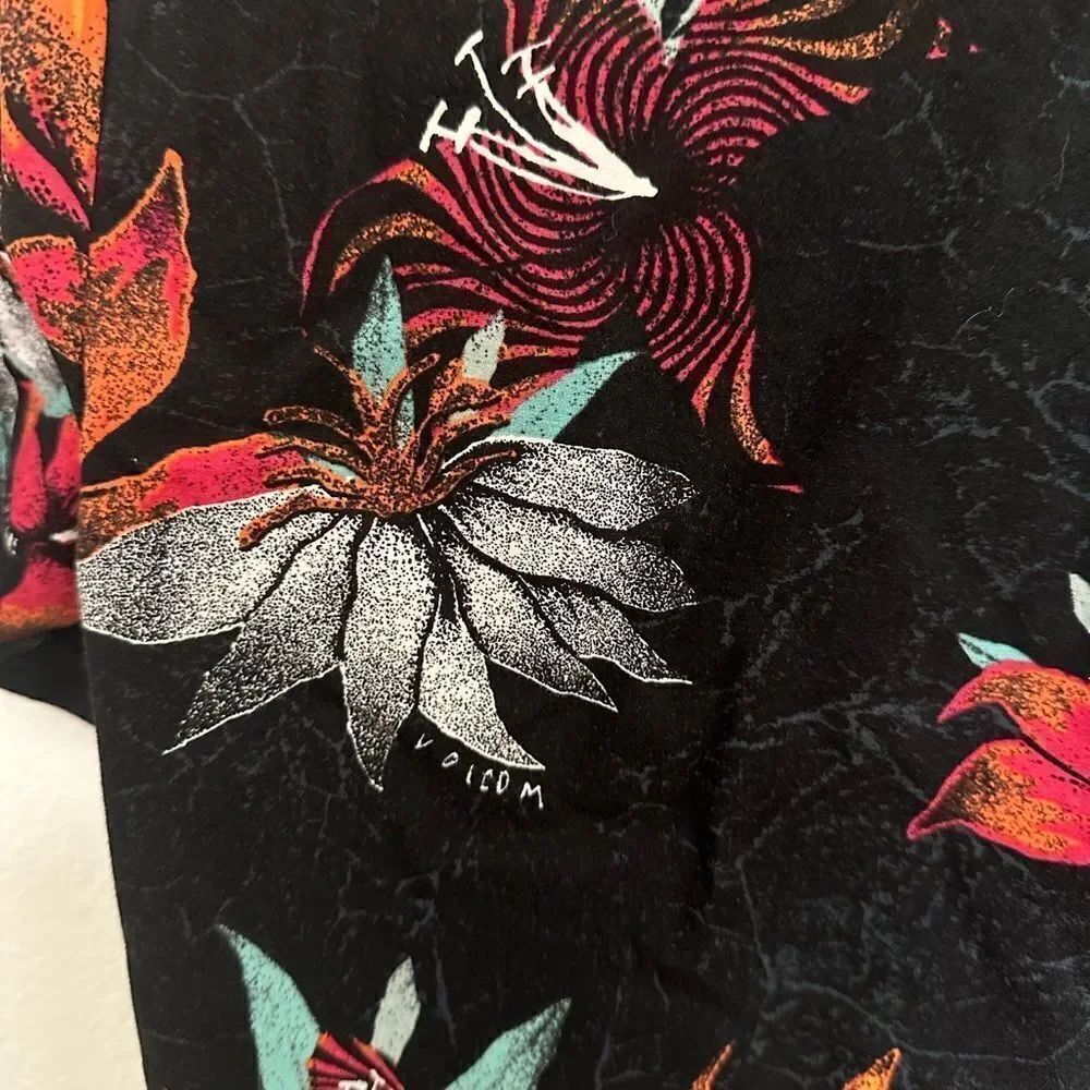 Volcom Men’s Tropical Button Down Tee - Picture 9 of 9